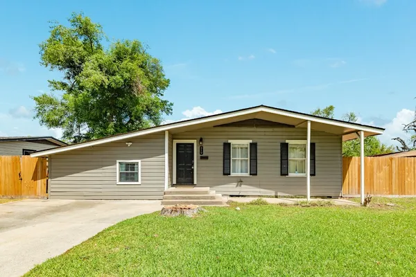 $189,000 | 219 Camellia Street, Lake Jackson, TX 77566