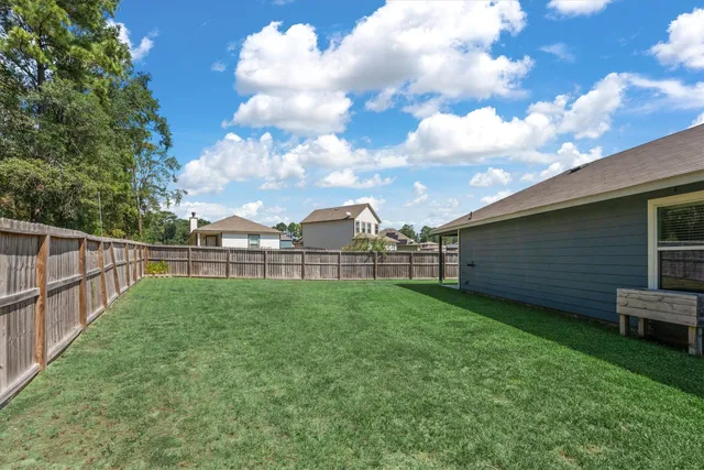 a view of a backyard