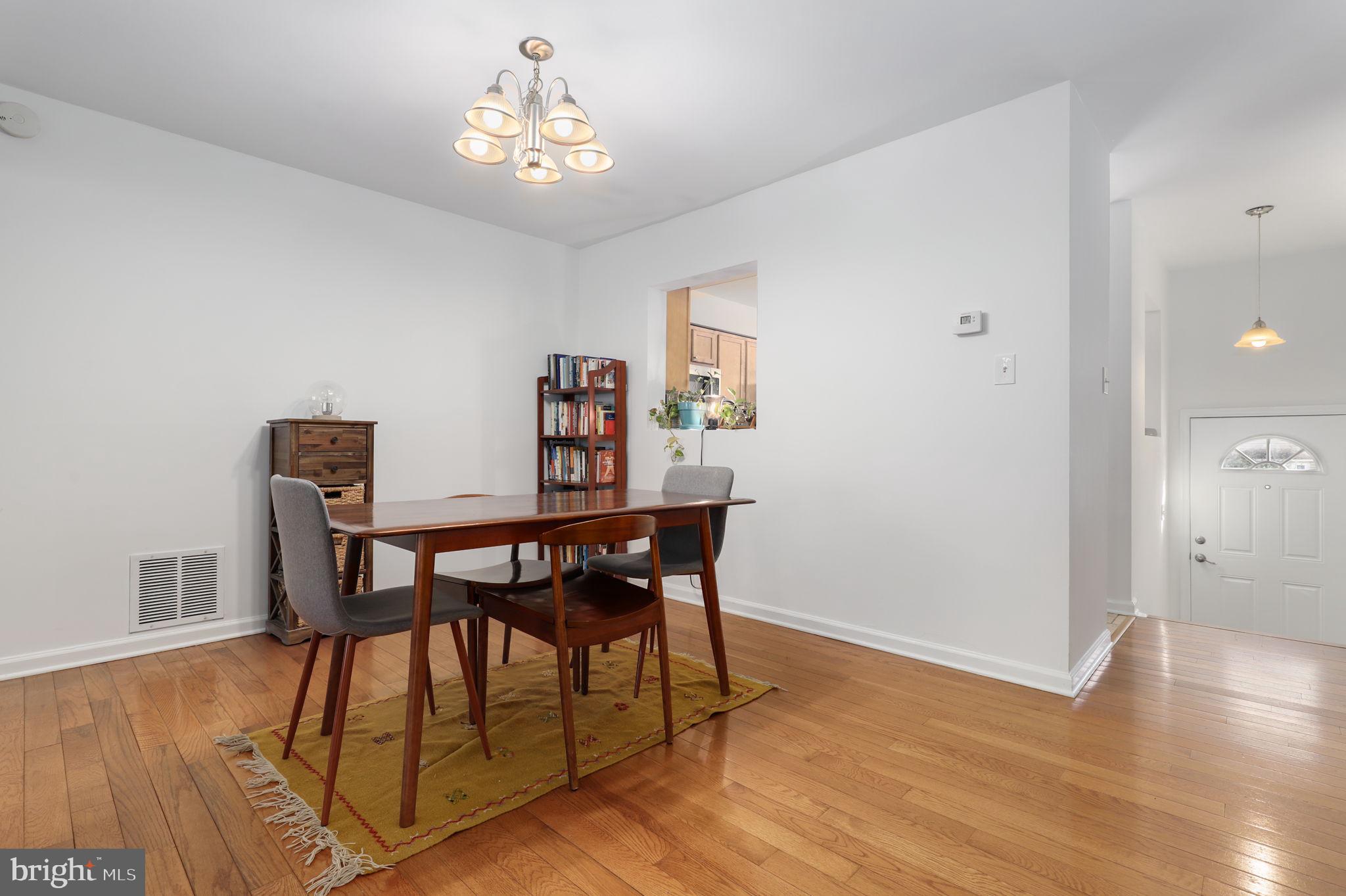 24 Kinsman View Circle Silver Spring, MD 20901 - Photo 7 of 25 Dining Room w/hardwood floors