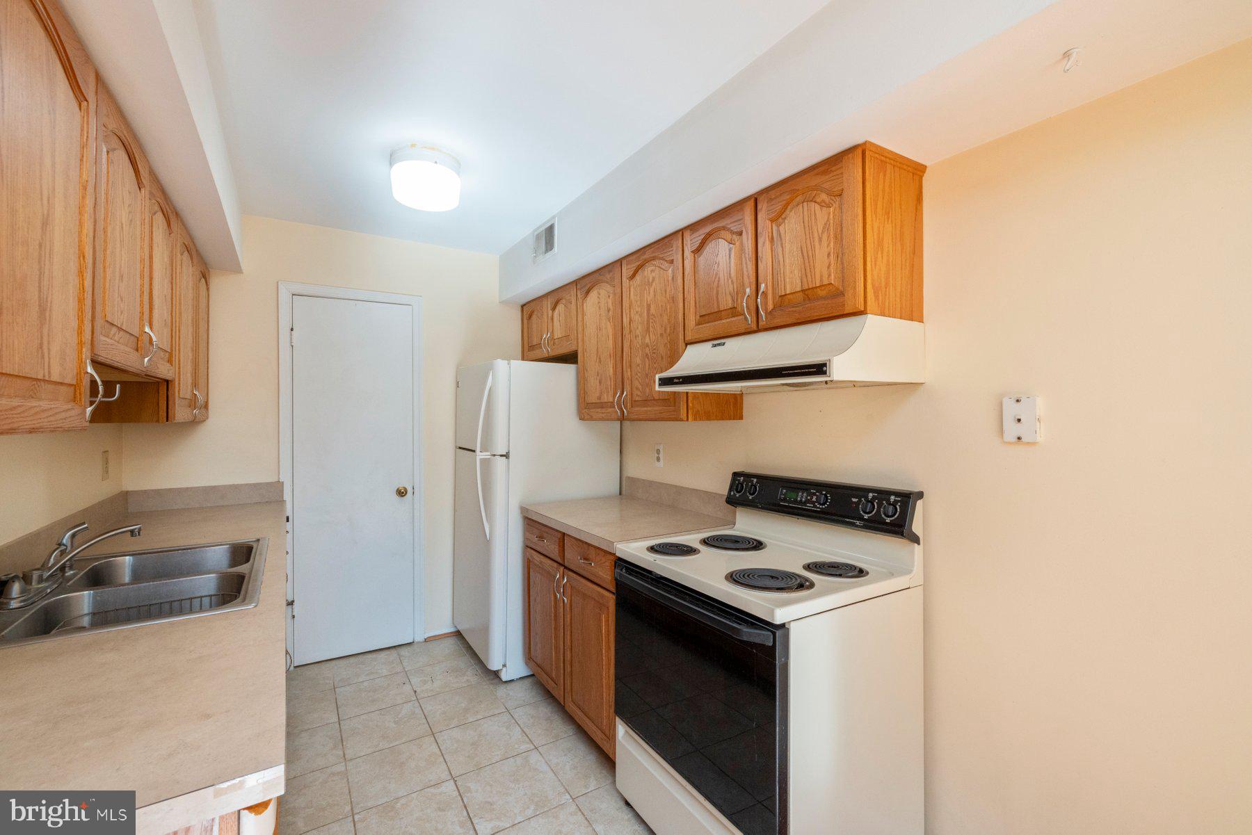 39 Triple Crown Court Gaithersburg, MD 20878 - Photo 11 of 26 a kitchen with stainless steel appliances a stove a sink and a refrigerator