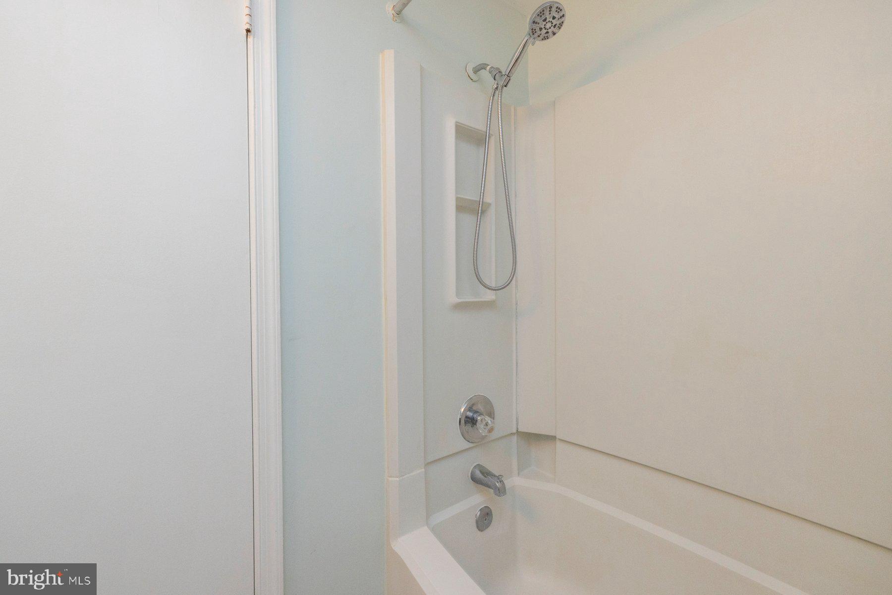 39 Triple Crown Court Gaithersburg, MD 20878 - Photo 17 of 26 a bathroom with a bath tub with a shower
