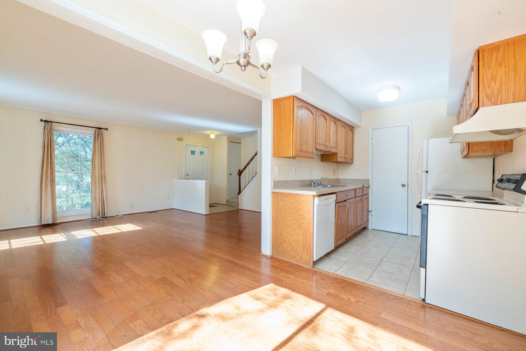 39 Triple Crown Court Gaithersburg, MD 20878 - Photo 9 of 26 a kitchen with a stove a refrigerator and a sink