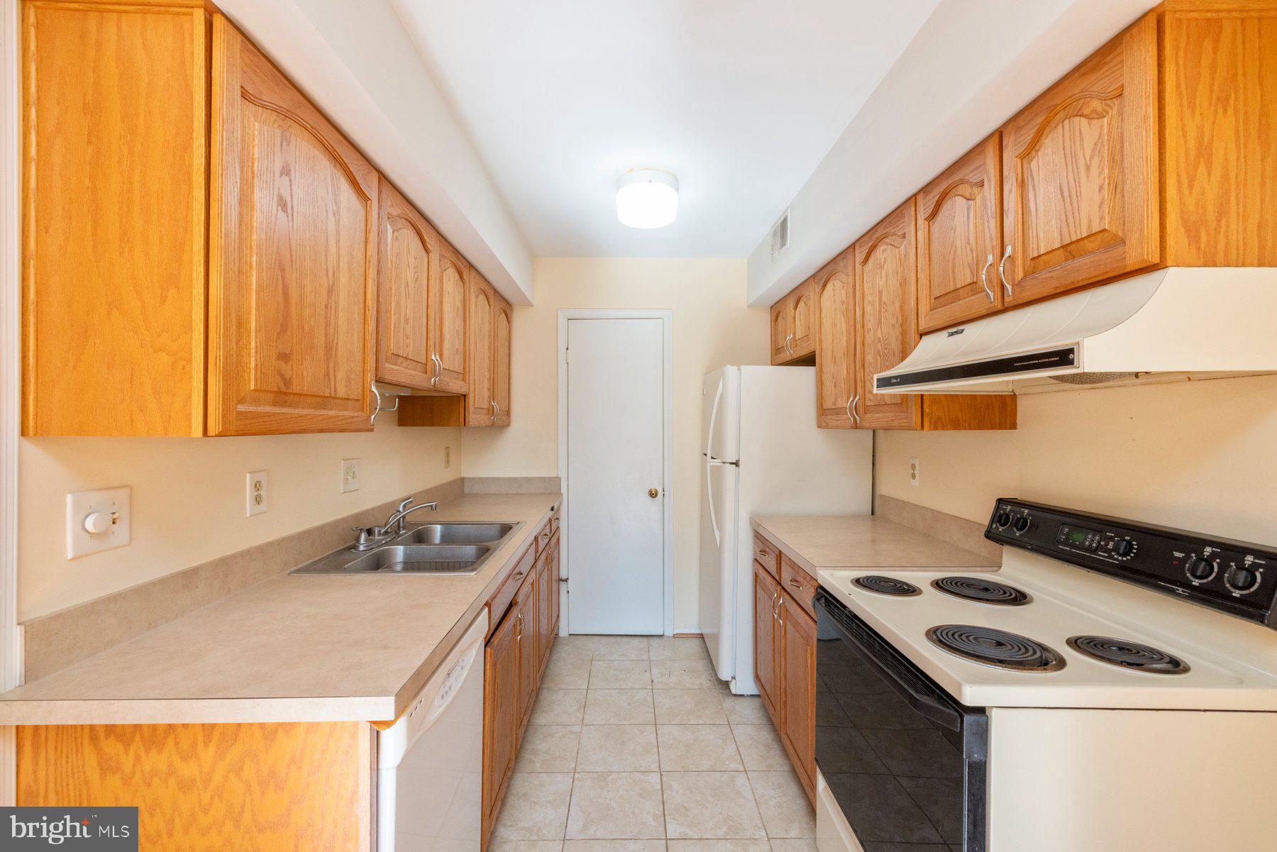 39 Triple Crown Court Gaithersburg, MD 20878 - Photo 10 of 26 a kitchen that has a sink and a stove