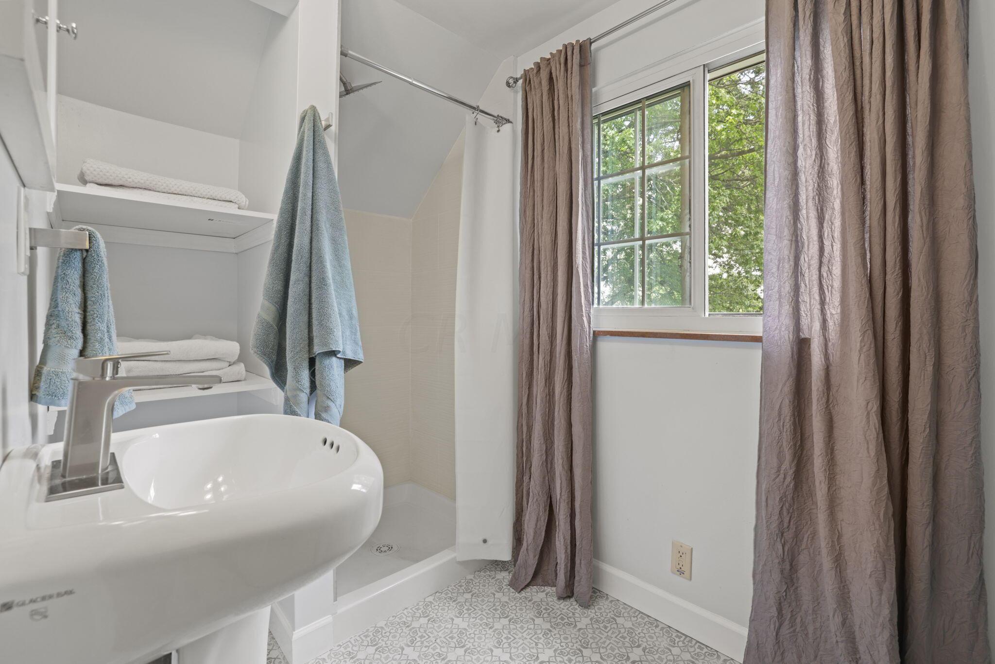 5101 Hamilton Road Hilliard, OH 43026 - Photo 27 of 40 UpstairsBath3