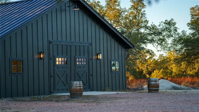 a view of a back yard