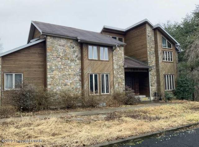a front view of house with yard