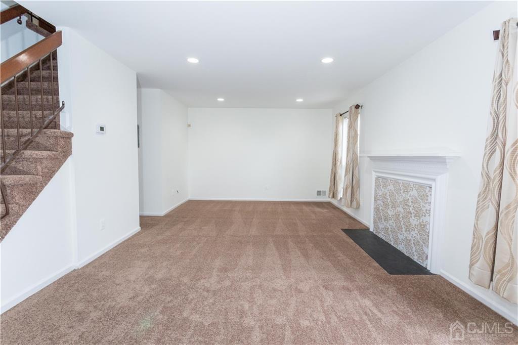 3301 Stonehedge Road, Unit 3301 Edison, NJ 08820 - Photo 11 of 25 en empty room with windows