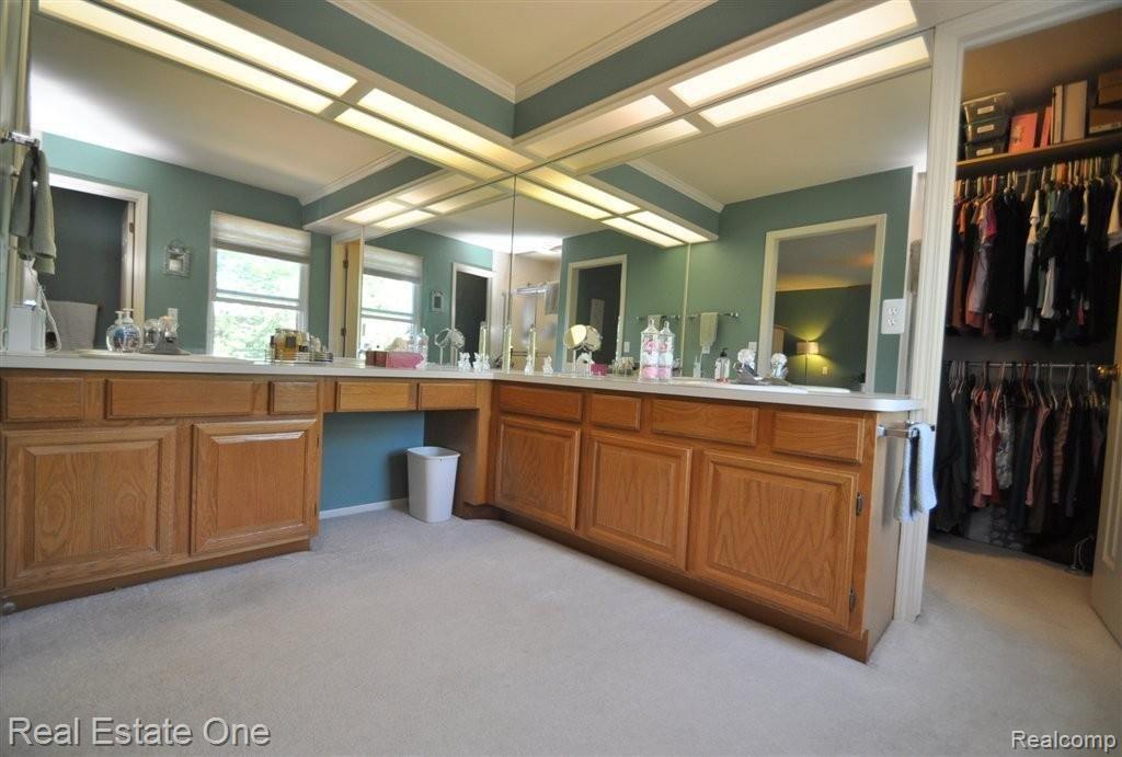 1649 Ridgecrest Rochester, MI 48306 - Photo 17 of 30 Dual Sinks, Makeup station & WIC