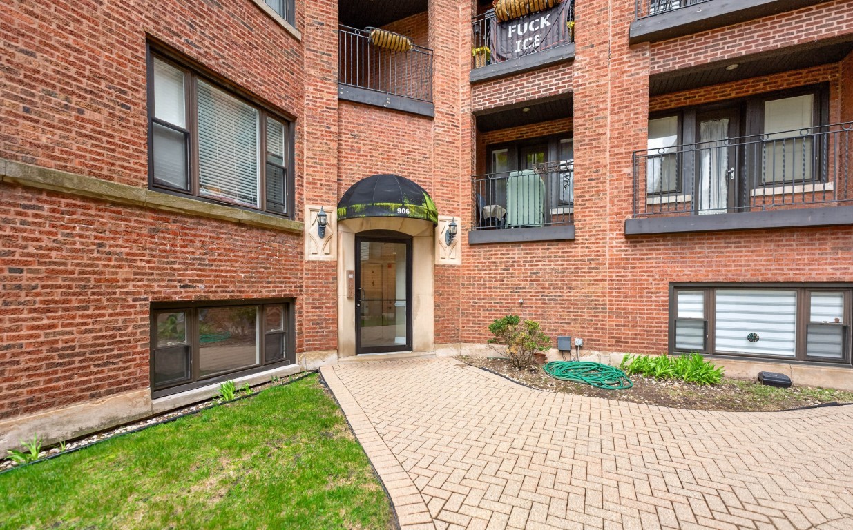 906 West Winona Street, Unit 2S Chicago, IL 60640 - Photo 3 of 15 a front view of a house with a garden