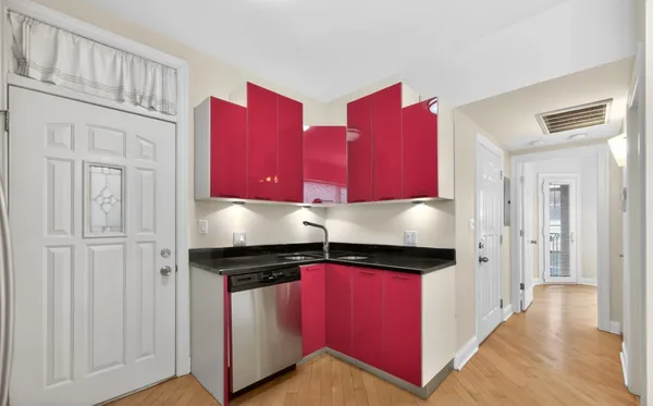 $199,900 | 906 West Winona Street, Unit 2S, Chicago, IL 60640