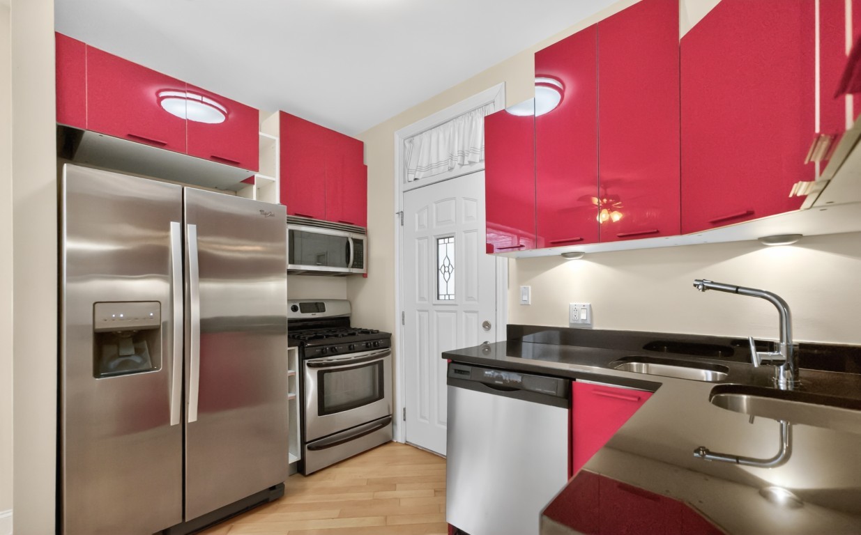 906 West Winona Street, Unit 2S Chicago, IL 60640 - Photo 6 of 15 a kitchen with granite countertop a stove and refrigerator