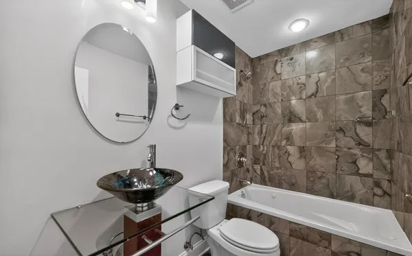 $199,900 | 906 West Winona Street, Unit 2S, Chicago, IL 60640