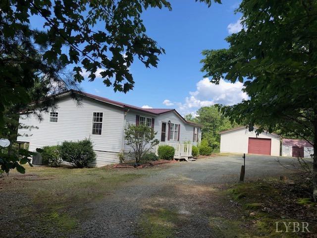 a view of a house with backyard and garden