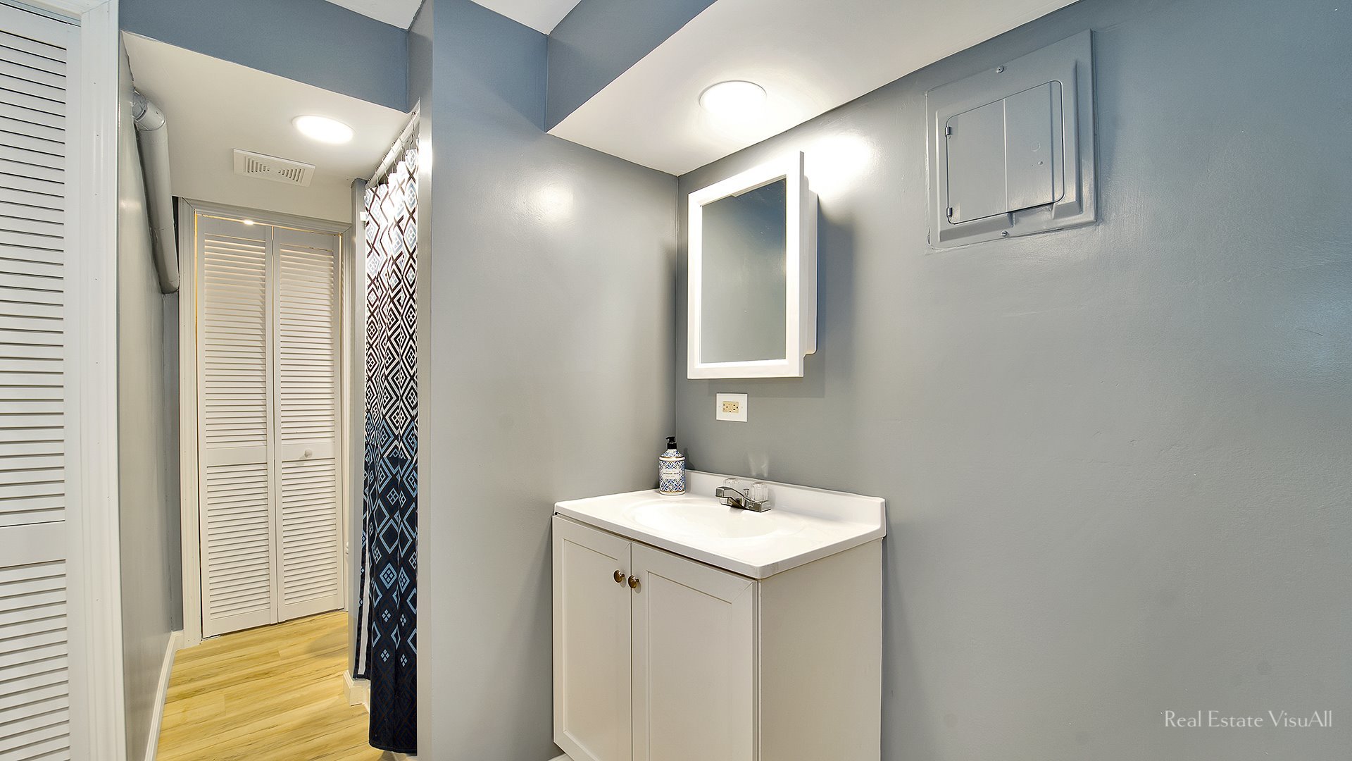 1452 Inverrary Lane Deerfield, IL 60015 - Photo 15 of 16 a bathroom with a sink and a mirror
