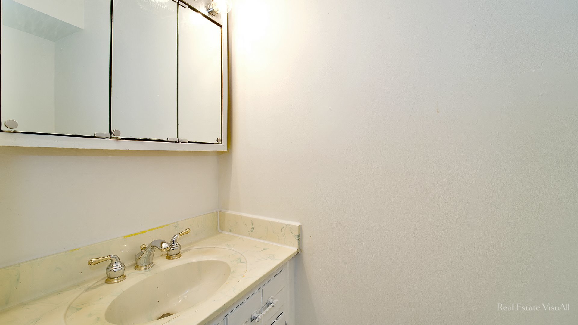 1452 Inverrary Lane Deerfield, IL 60015 - Photo 7 of 16 a bathroom with a sink and mirror