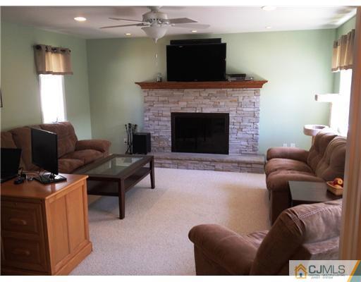 11 Kevin Road East Brunswick, NJ 08816 - Photo 5 of 15 Gallery Image 5