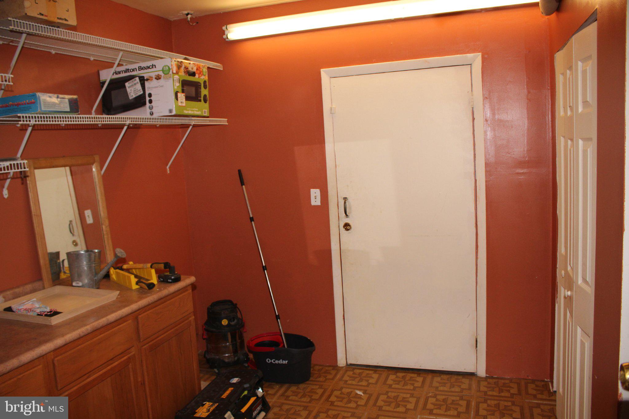146 Oakmont Road Clementon, NJ 08021 - Photo 16 of 29 Functional entryway with warm tones.