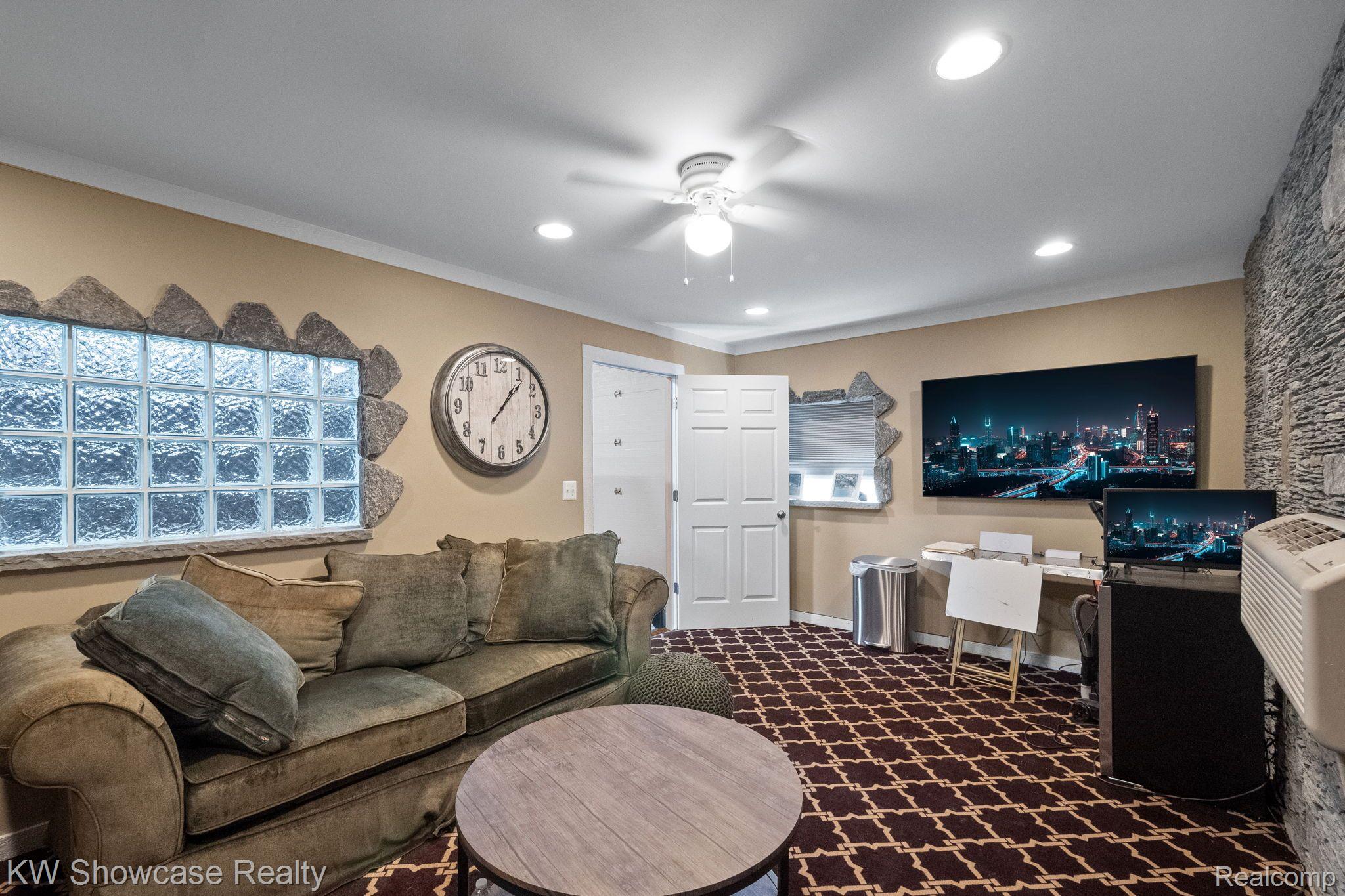 1701 East Moore Road Milford, MI 48381 - Photo 7 of 32 Lounge in Outbuilding