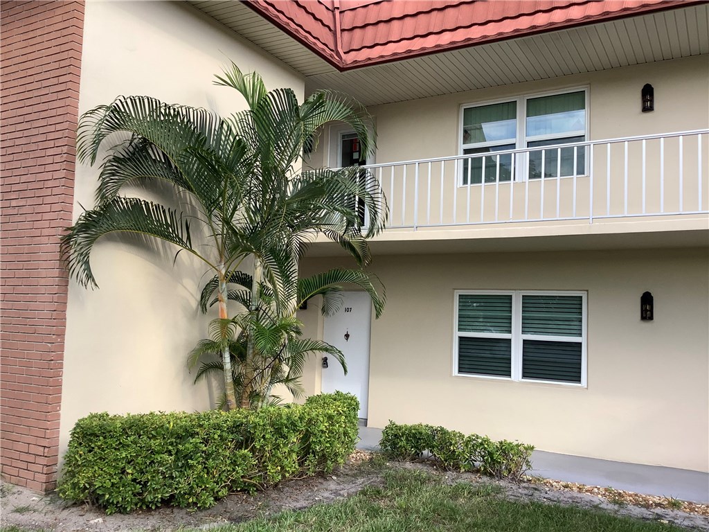 109 Spring Lake Court, Unit 107 Vero Beach, FL 32962 - Photo 2 of 28