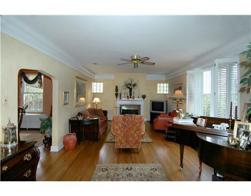 100 Oakhurst Road Pittsburgh, PA 15215 - Photo 7 of 17 Living Room.