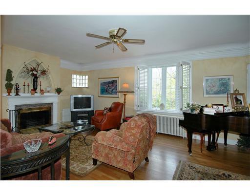 100 Oakhurst Road Pittsburgh, PA 15215 - Photo 8 of 17 Living Room.
