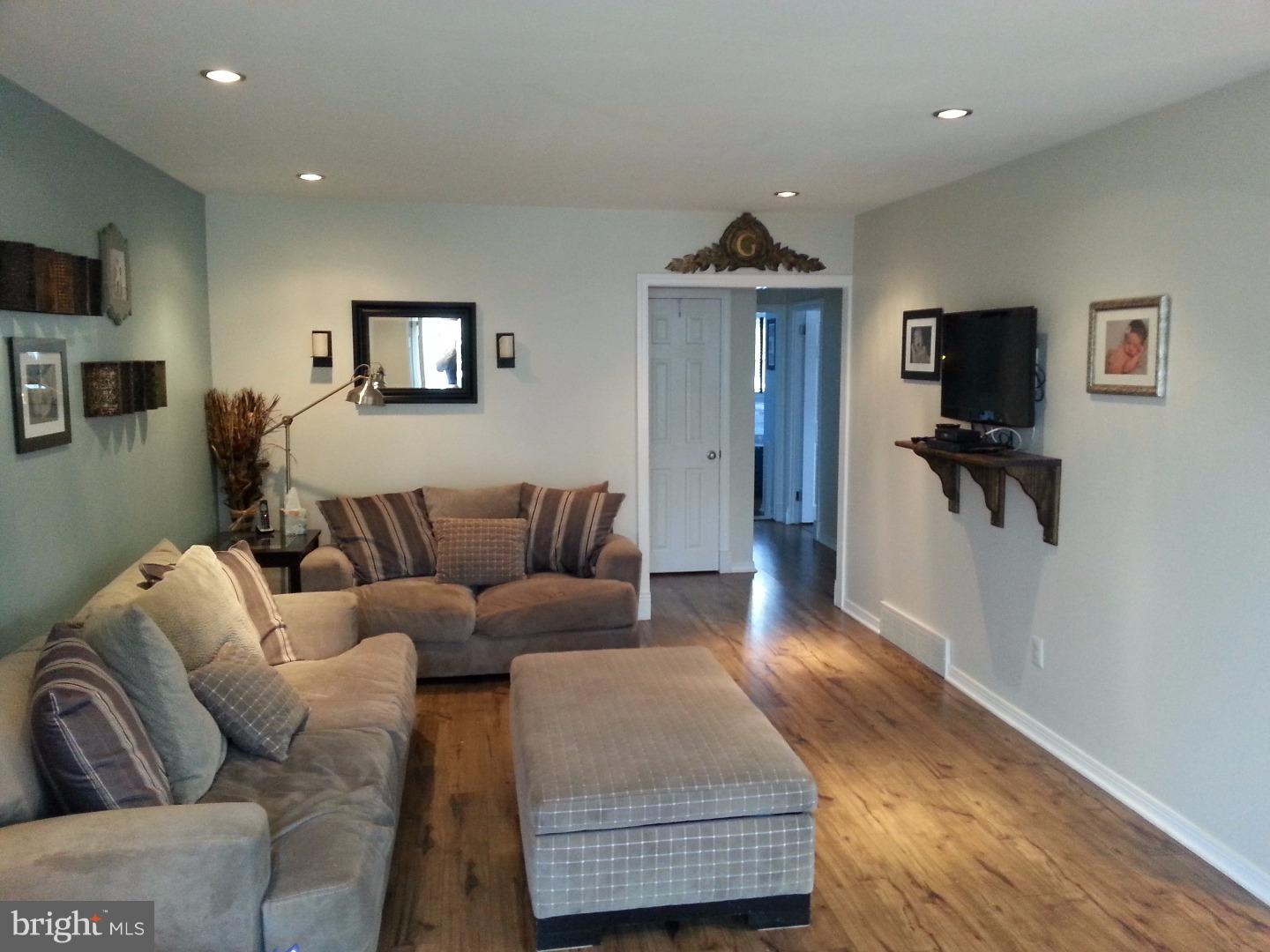 1030 Surrey Road Philadelphia, PA 19115 - Photo 6 of 24 Living Room