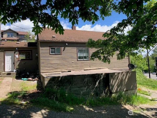 a view of a house with a backyard