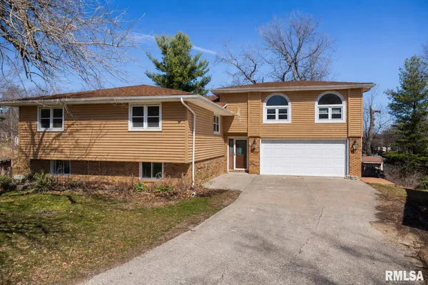 $269,990 | 4304 South Arn Court, Mapleton, IL 61547