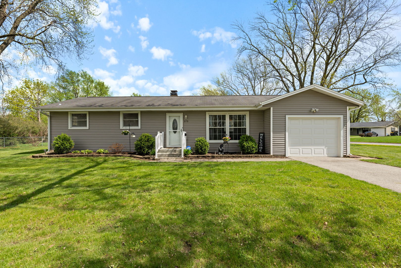 a view of an house that has garden