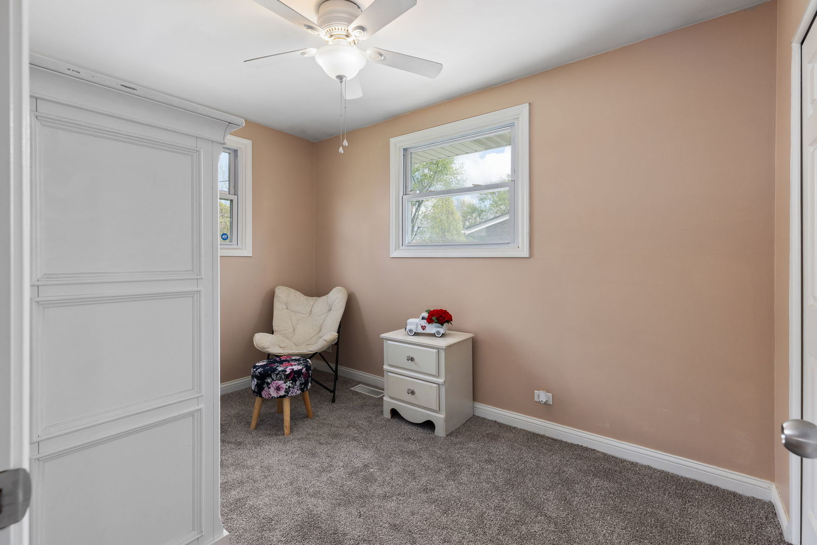 575 Aztec Drive Carol Stream, IL 60188 - Photo 12 of 20 a view of a workspace with furniture
