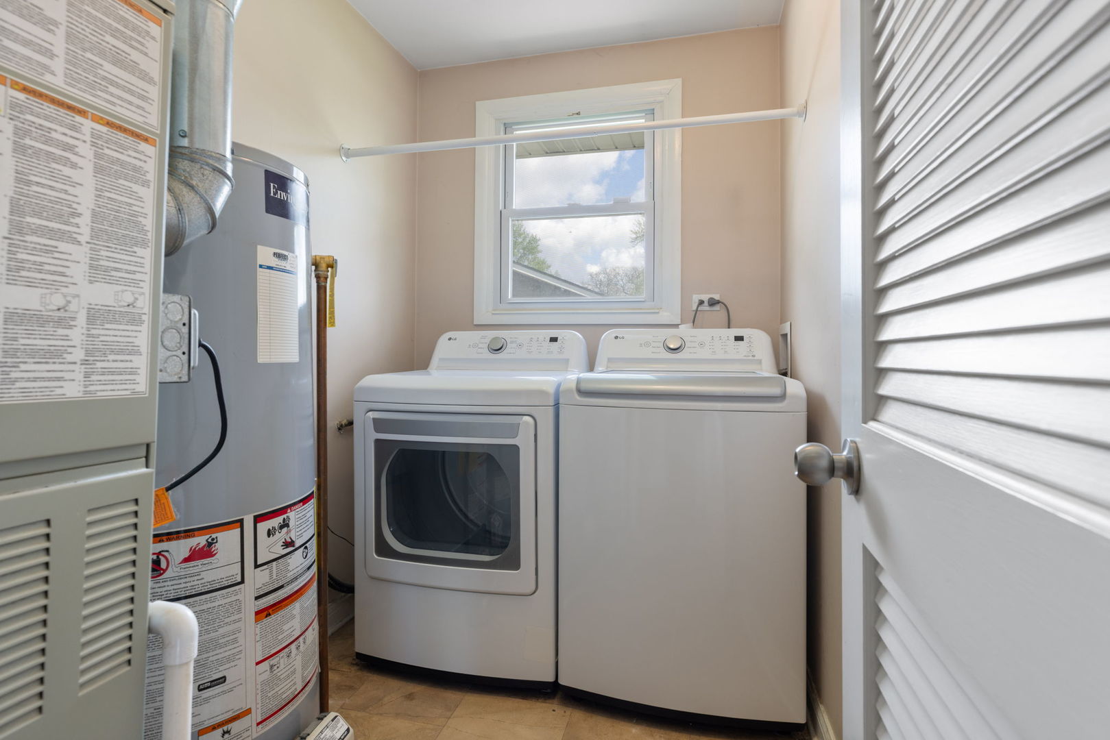 575 Aztec Drive Carol Stream, IL 60188 - Photo 15 of 20 a utility room with dryer and washer
