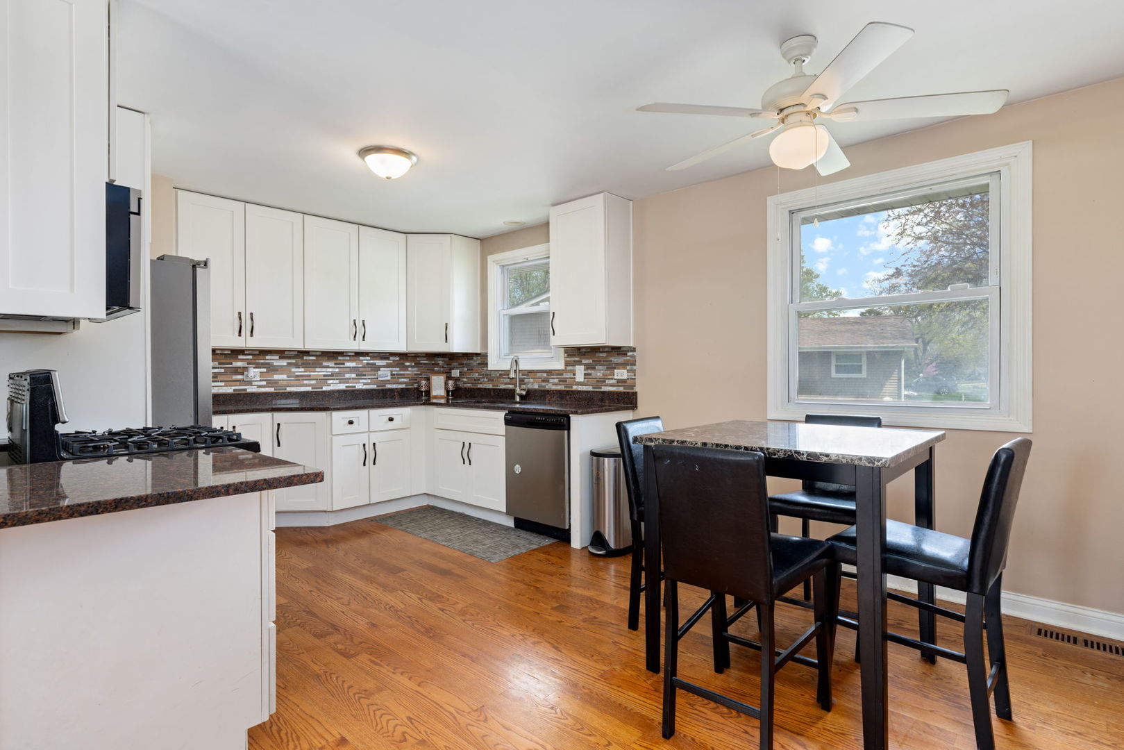 575 Aztec Drive Carol Stream, IL 60188 - Photo 6 of 20 a kitchen with a table chairs stove and cabinets