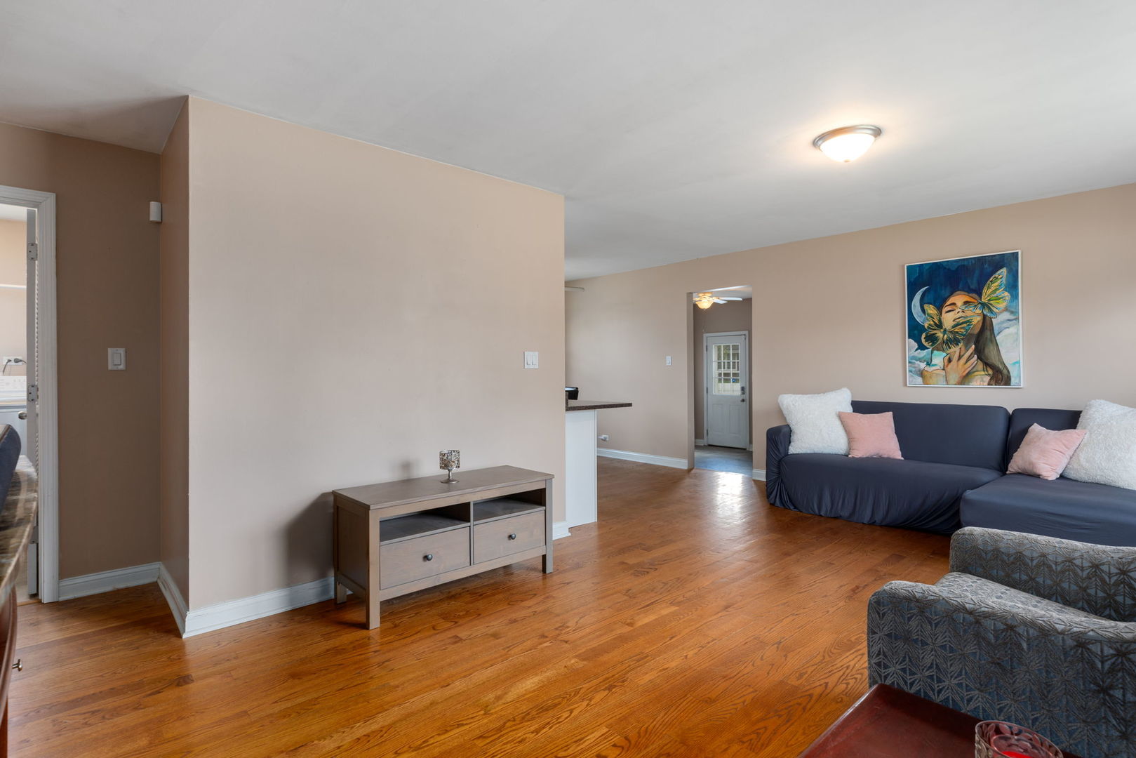 575 Aztec Drive Carol Stream, IL 60188 - Photo 10 of 20 a living room with furniture and a wooden floor