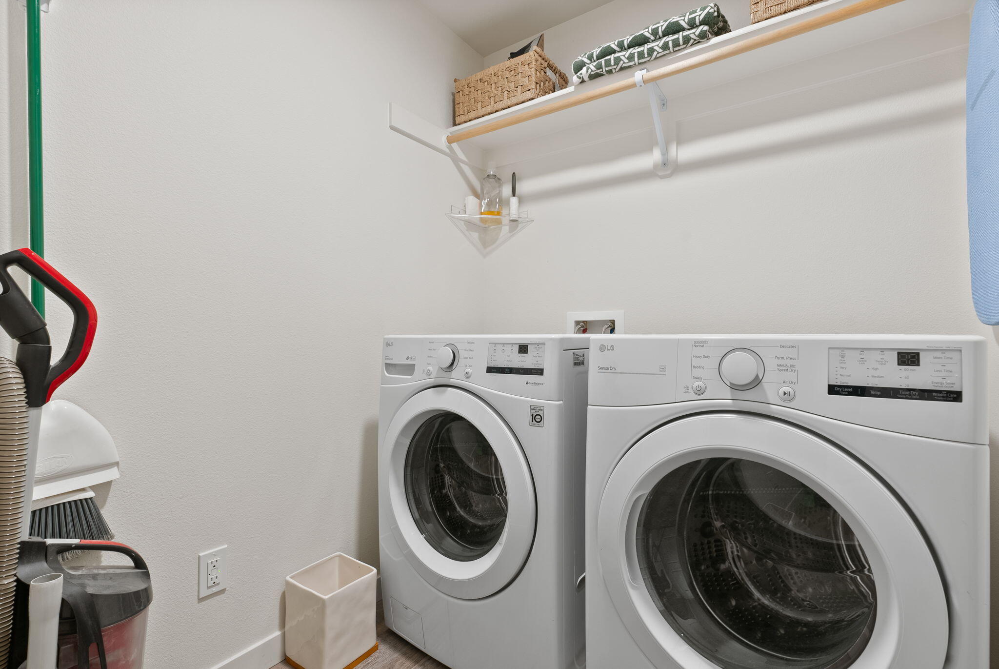 632 North Reed Street Sisters, OR 97759 - Photo 24 of 36 a utility room with dryer and washer