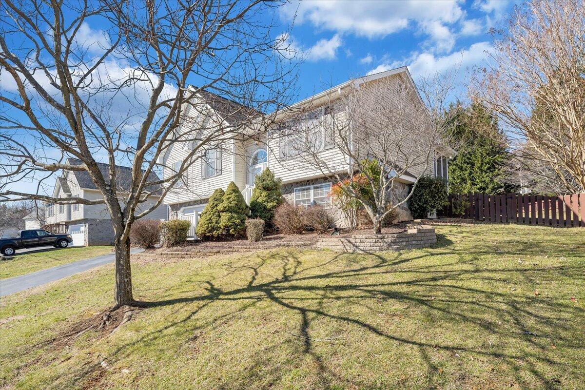 5910 Huntridge Road Roanoke, VA 24019 - Photo 3 of 21 Front yard