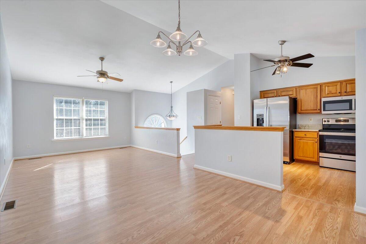 5910 Huntridge Road Roanoke, VA 24019 - Photo 7 of 21 Main Living area