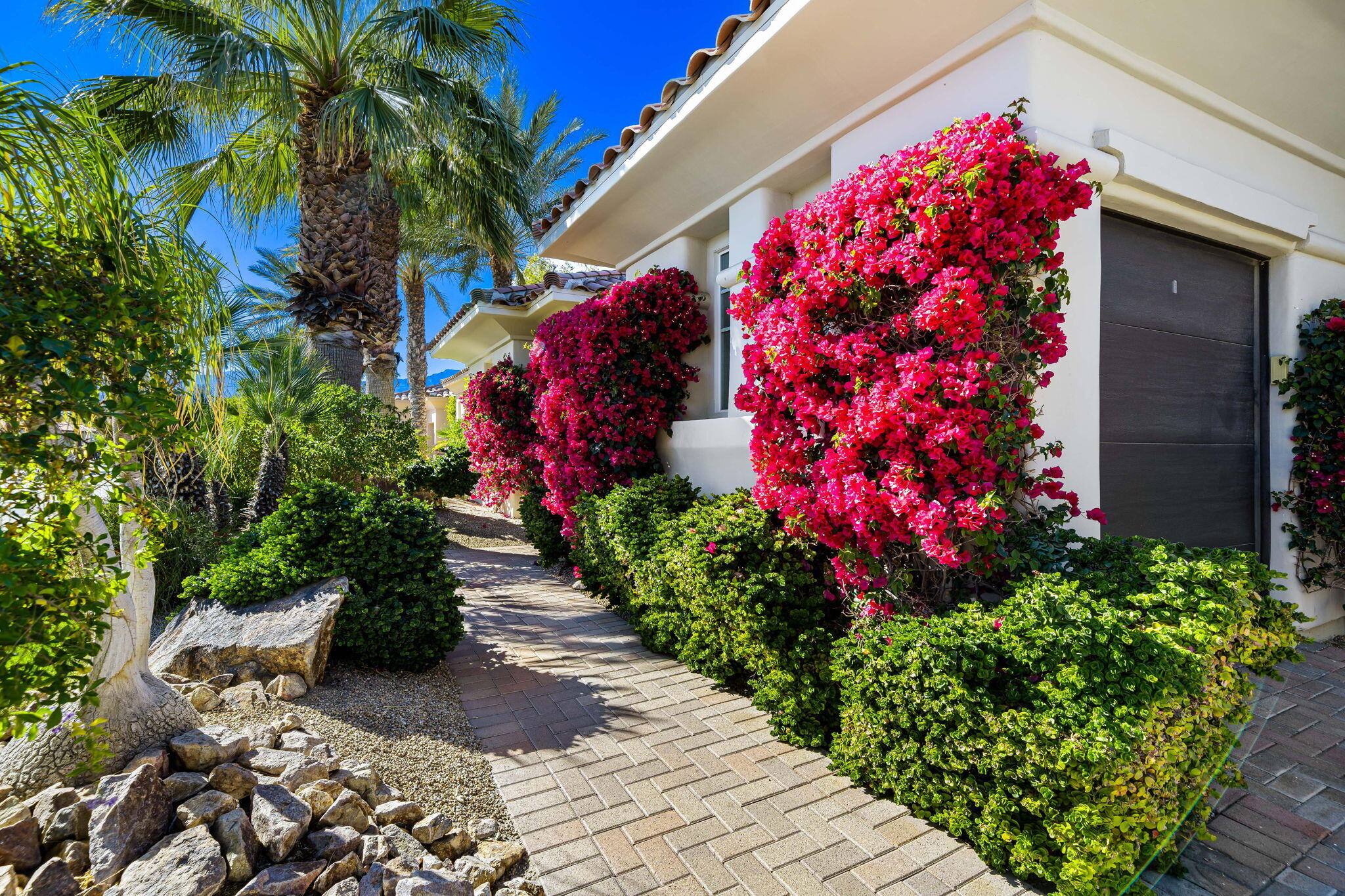 309 Loch Lomond Road Rancho Mirage, CA 92270 - Photo 4 of 27 a front view of multi story residential apartment building