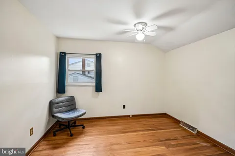 a view of a livingroom with a workspace