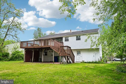 a view of a yard in front of house