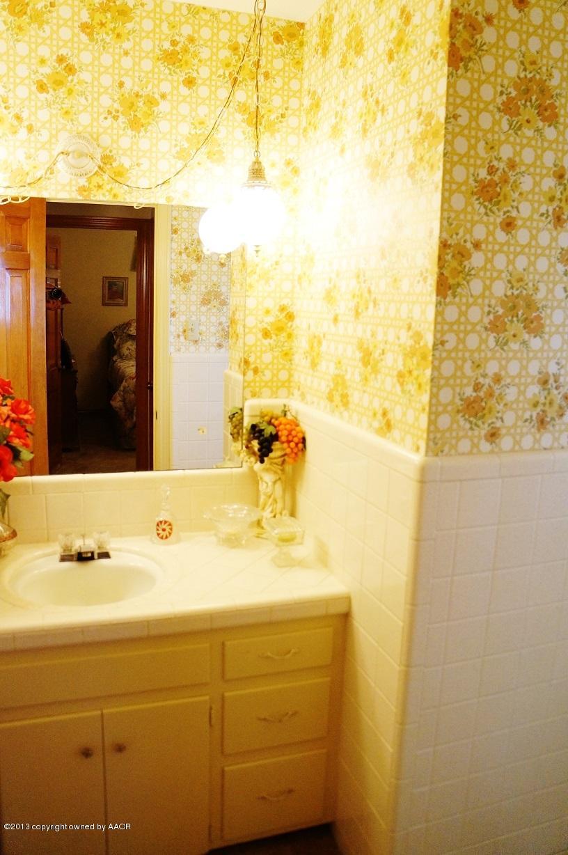 301 Caddo Road Amarillo, TX 79108 - Photo 14 of 22 Main Bathroom (2)