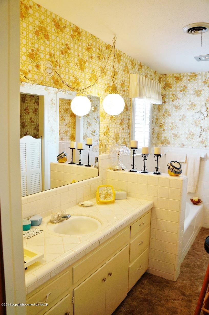 301 Caddo Road Amarillo, TX 79108 - Photo 17 of 22 Main Bathroom