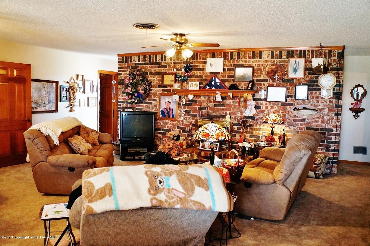 301 Caddo Road Amarillo, TX 79108 - Photo 5 of 22 Living Room