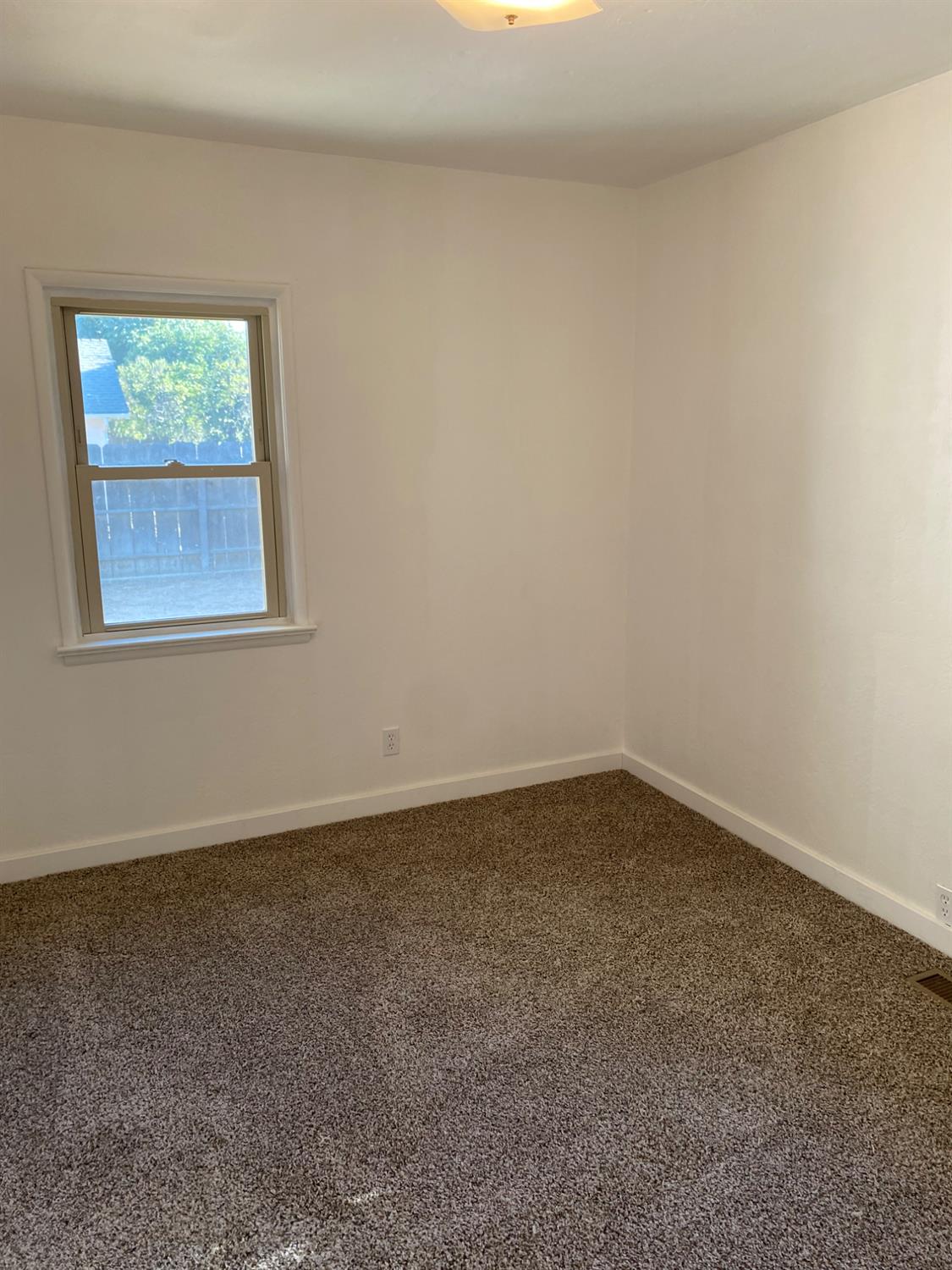 947 West Friesen Avenue Reedley, CA 93654 - Photo 15 of 34 an empty room with a window