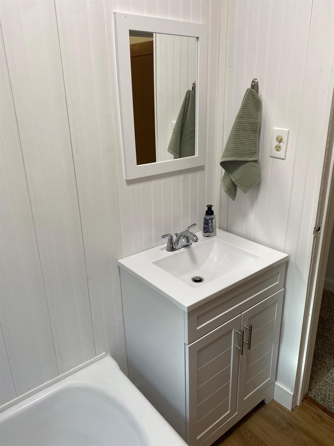 947 West Friesen Avenue Reedley, CA 93654 - Photo 19 of 34 a bathroom with a sink and mirror