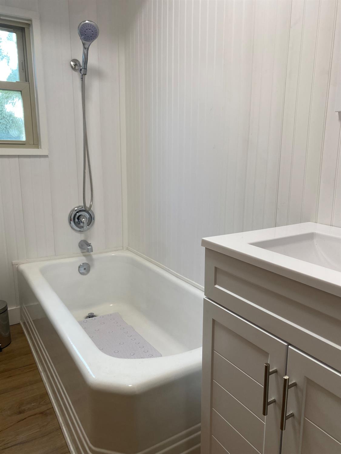 947 West Friesen Avenue Reedley, CA 93654 - Photo 20 of 34 a bathroom with a white bath tub and a sink