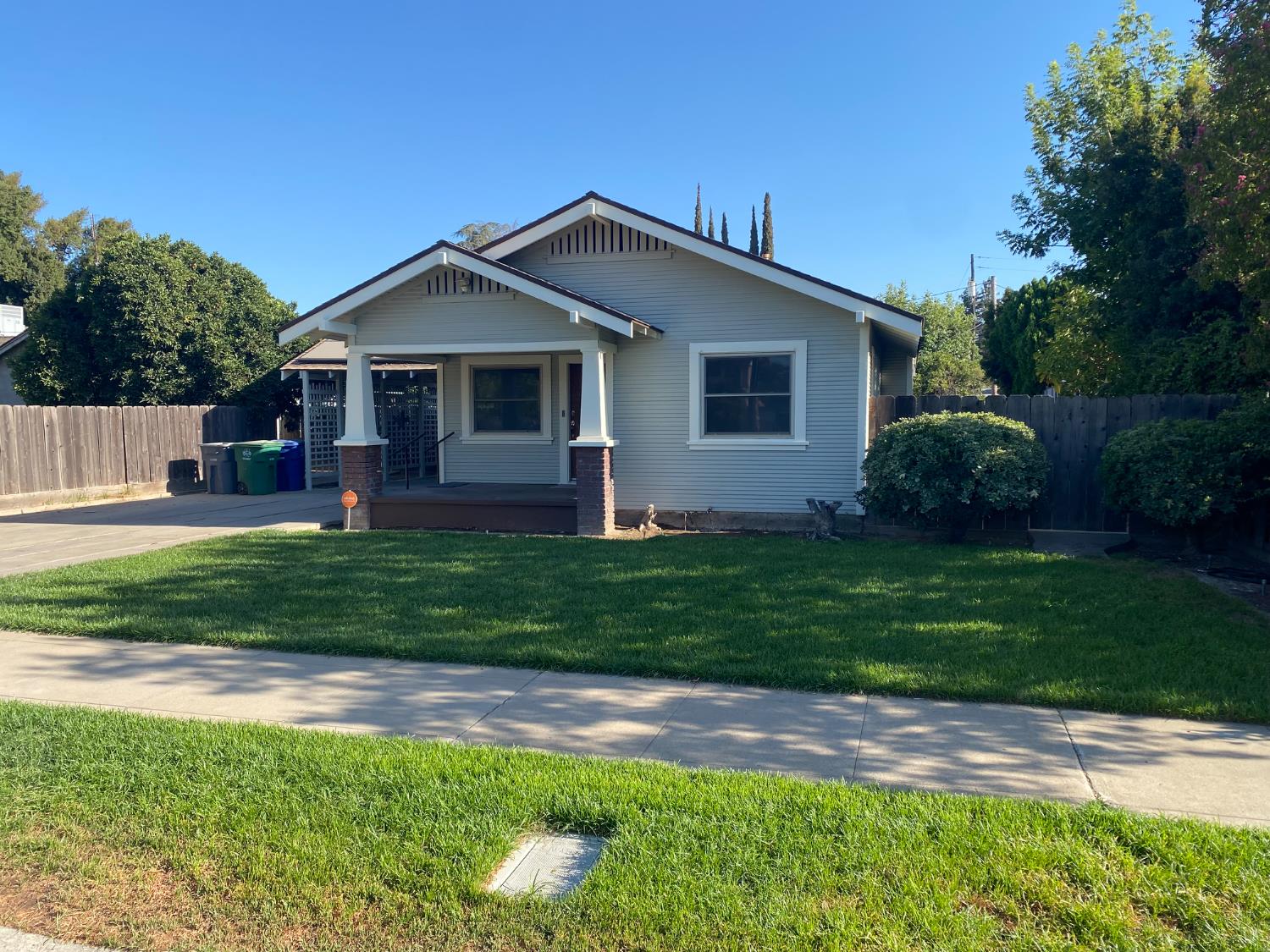 947 West Friesen Avenue Reedley, CA 93654 - Photo 4 of 34 a front view of house with yard and green space