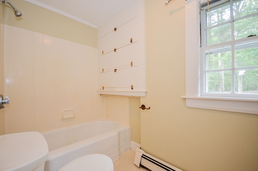 544 Point Road Marion, MA 02738 - Photo 21 of 25 a bathroom with a toilet and a bathtub