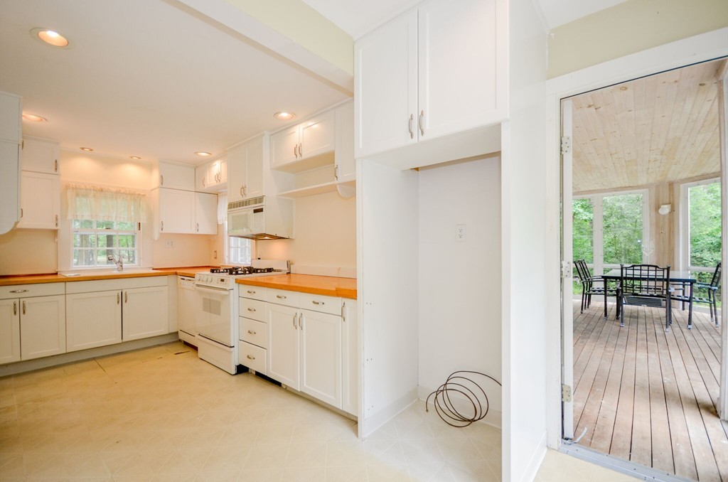 544 Point Road Marion, MA 02738 - Photo 7 of 25 a large kitchen with a lot of counter space and a dining table