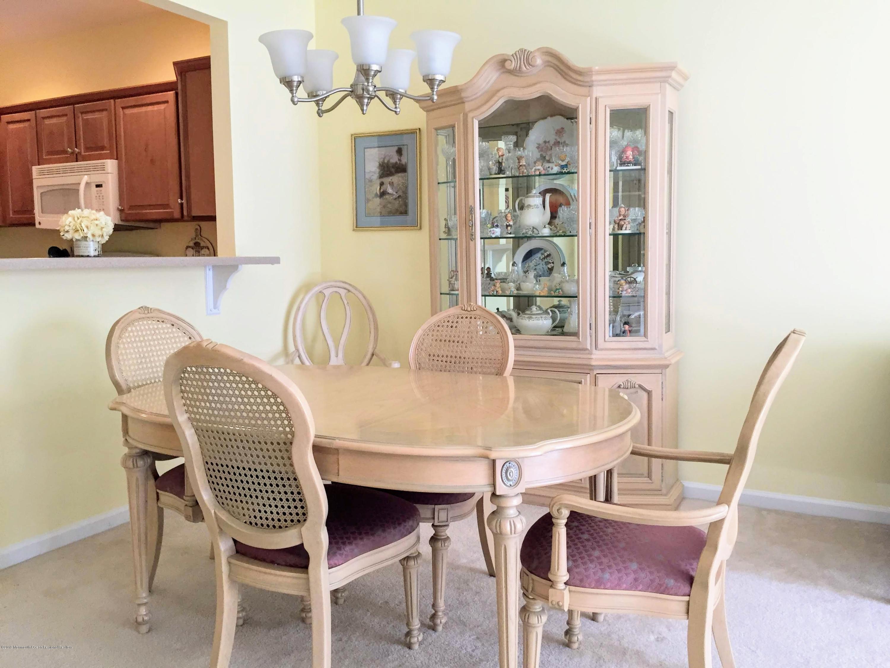 540 Cranbury Road, Unit 419 East Brunswick, NJ 08816 - Photo 9 of 42 a dining room with furniture and window