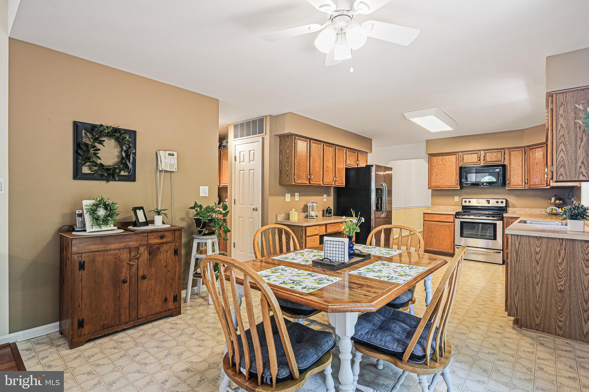 8262 Rippling Branch Road Laurel, MD 20723 - Photo 16 of 46 Open concept between kit, bfast room & fam room